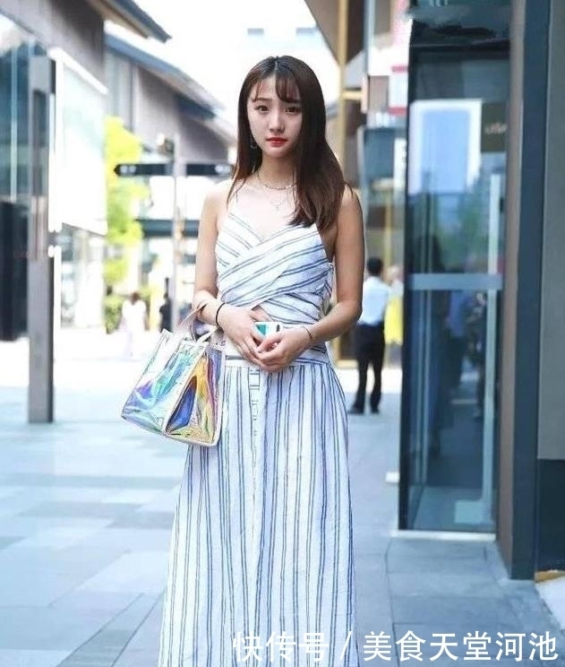 街拍: 一件露肩上衣+迷你短裤, 性感撩人