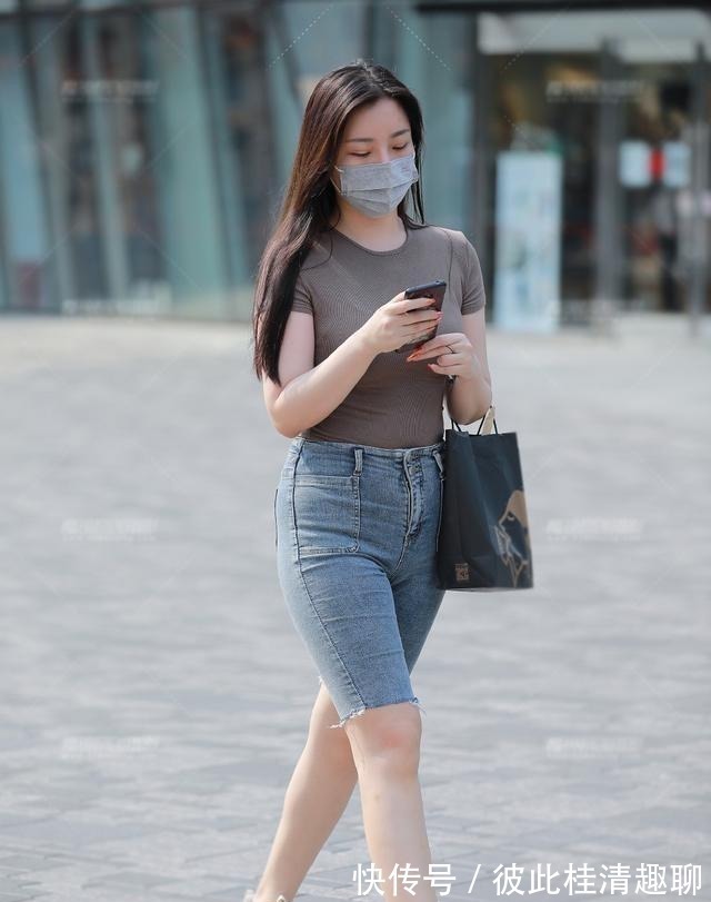 女人味 灰色针织短袖搭配五分紧身牛仔裤,臀大胯宽也能穿,还很有女人味