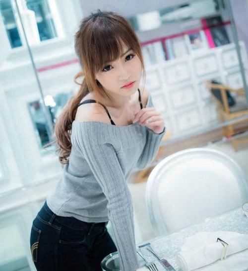 美女|如何时尚的穿搭紧身牛仔裤，性感身材迷人诱惑，格外又时尚个性