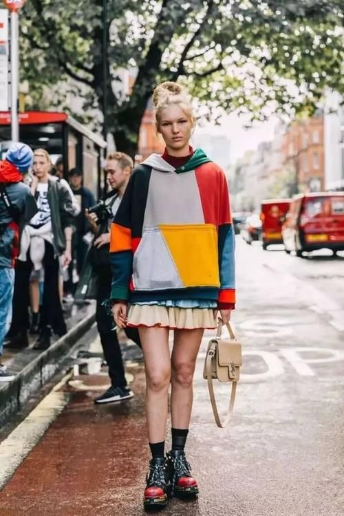 卫衣时尚穿搭,流行穿卫衣搭配小高领,减龄又保暖!