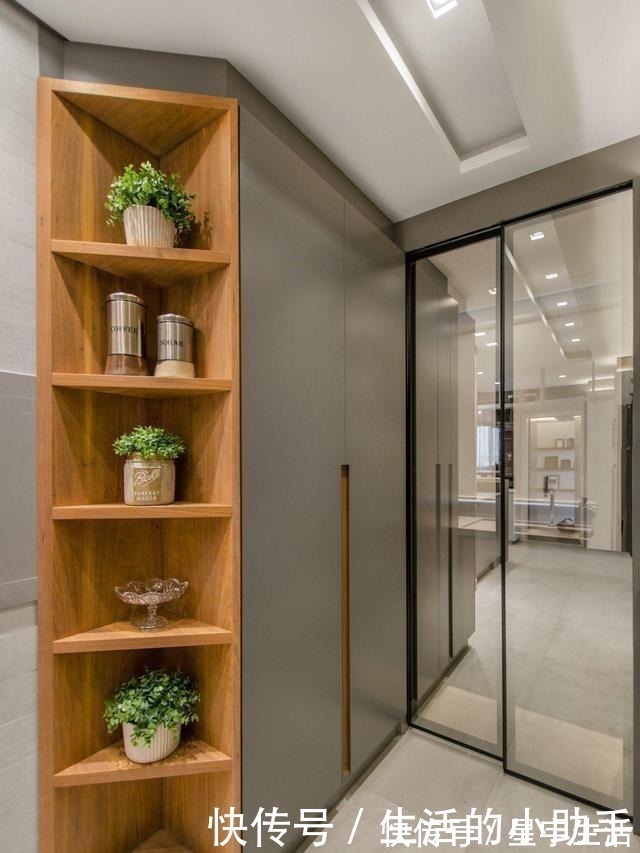 柜子|朋友贼有想法，柜子上下不分段，在柜门上开凹槽，实用性蹭蹭上涨！