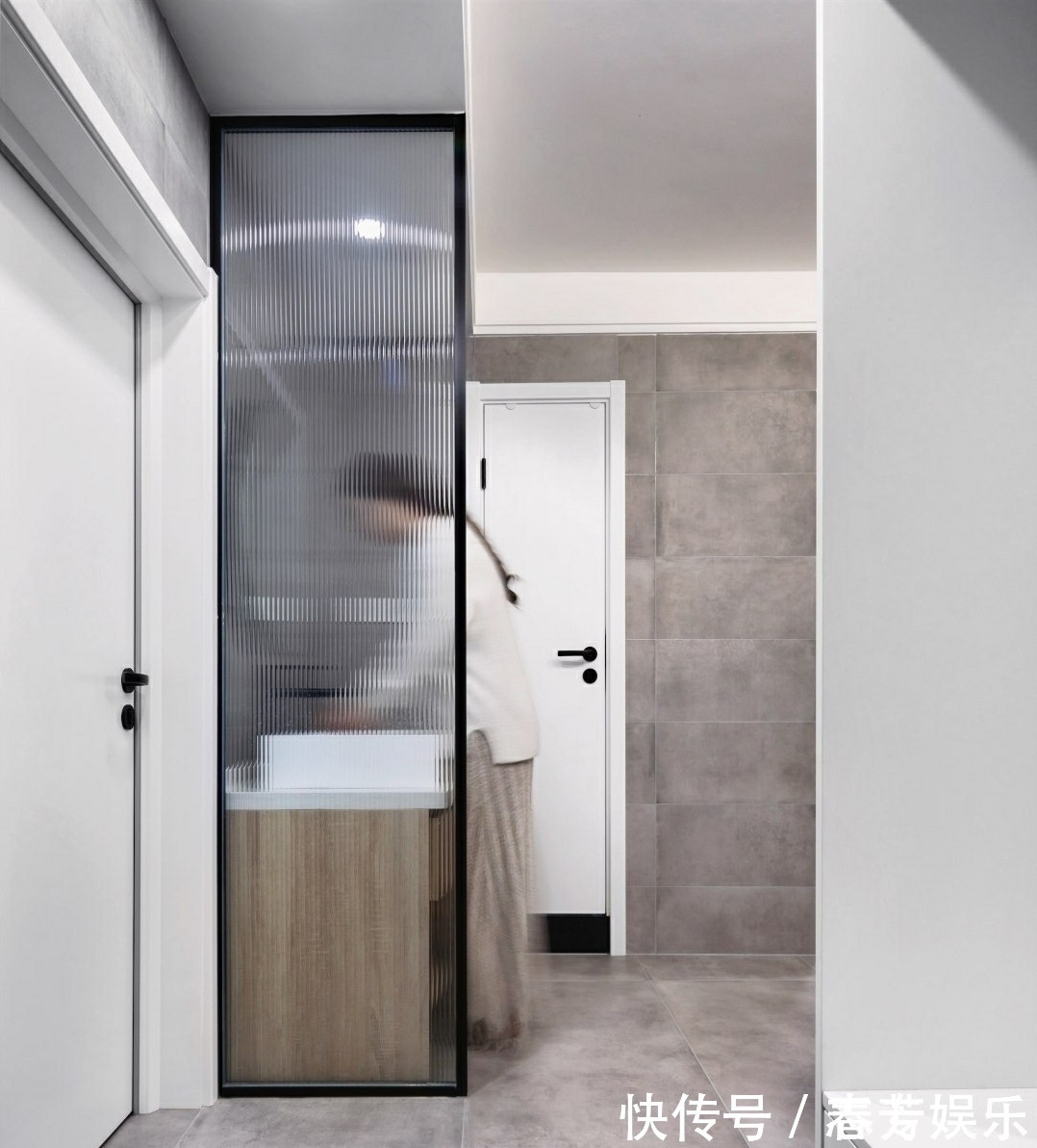 阳台上|独居女孩的精致生活:阳台装浴缸、卧室衣帽间,36平小家样样不少