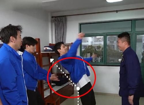 龚俊被推倒，画面揪心将黄明昊吓出双下巴，《极挑》差点要道歉？