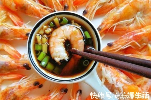 水煮虾，只加生姜和食盐可不够，多加这“2味”，虾肉不腥不柴！