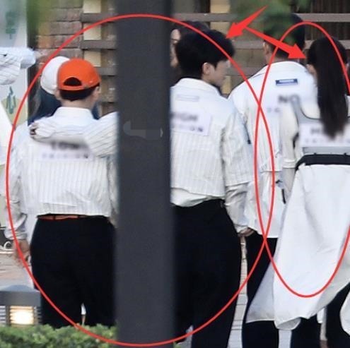 蔡徐坤录制跑男时，全程只拉着一个女生，看清是谁后粉丝彻底酸了