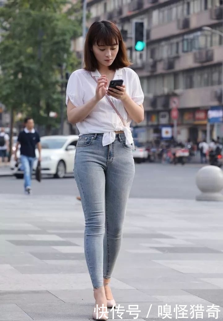 街拍美女:小姐姐紧身牛仔裤配白衬衫,增添一抹动人的靓丽