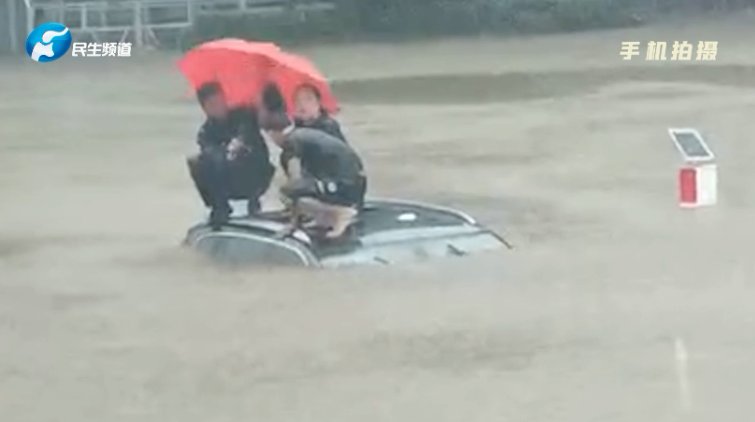 英雄|19位亲历者口述暴雨中惊心瞬间！致敬暴雨中挺身而出的平凡英雄！