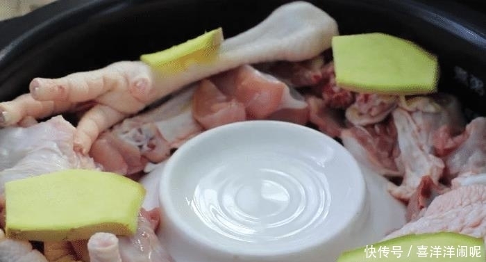 多父母|分享一款雪梨焖鸡汤,甜鲜好吃,营养丰富,孩子爱喝的美味汤羹