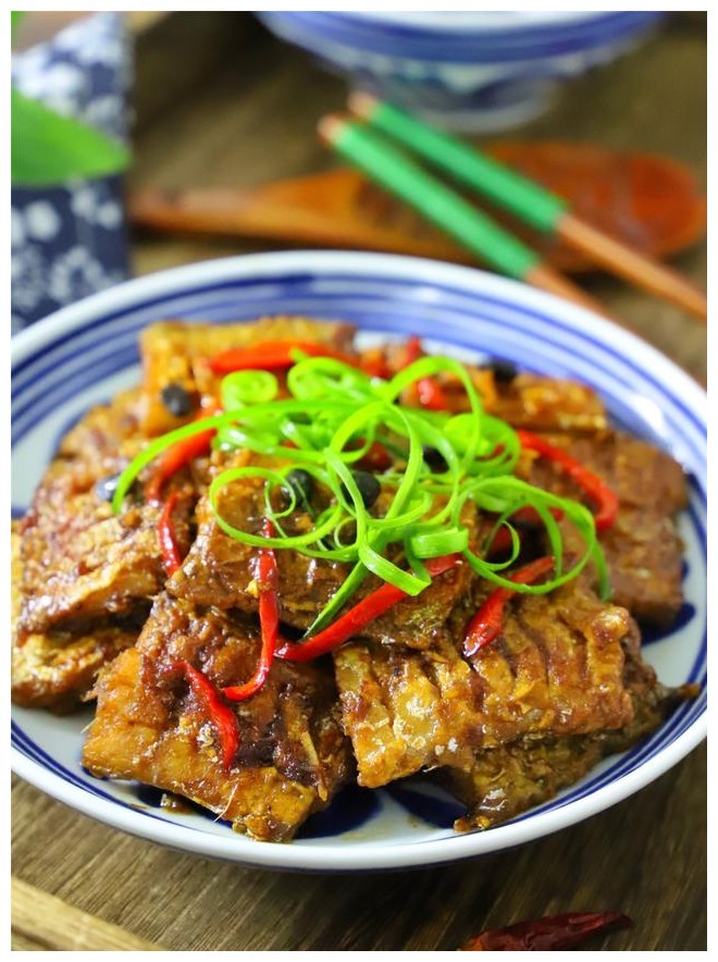 红烧带鱼好吃有诀窍，多加一料，肉质鲜嫩不腥，上桌连汤都不剩