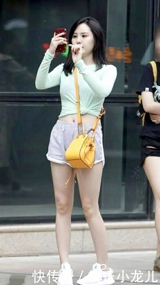 大秀|小姐姐简单搭配，浅色短裤大秀身材，羡煞旁人！