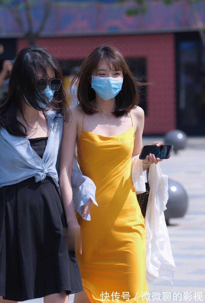 穿搭|美女年纪轻轻就“黄袍加身”,路人的目光都要被吸走了
