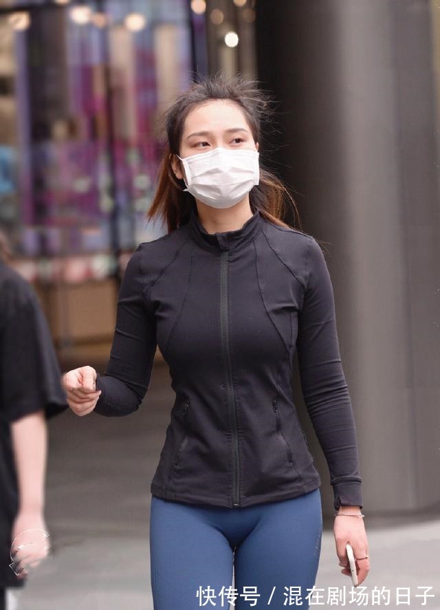 穿搭 穿上打底裤更加的随意自在,潮范儿十足!