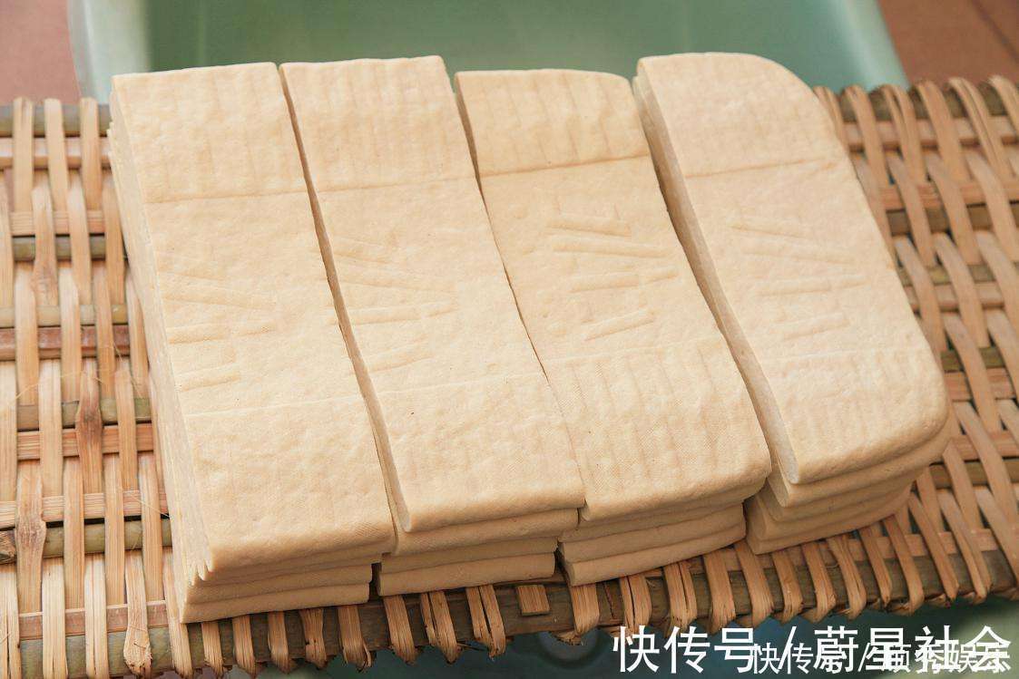 一把黄豆,卤水石膏都不用,在家轻松做豆腐,简单到小学生都会