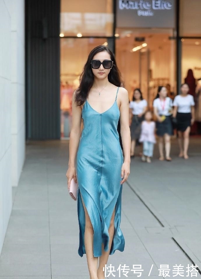 街拍:这几款口碑丝绸吊带裙,如丝般顺滑,带给你不一样视觉盛宴
