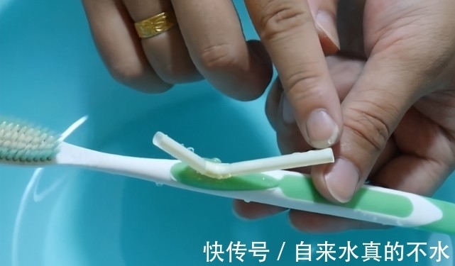 牙刷上粘一根吸管,解决了出差旅行的难题,10个人9个人都需要