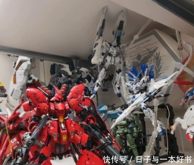 二次元|七十岁老人看着一墙模玩手办,回忆自己的童年,玩具不只是二次元