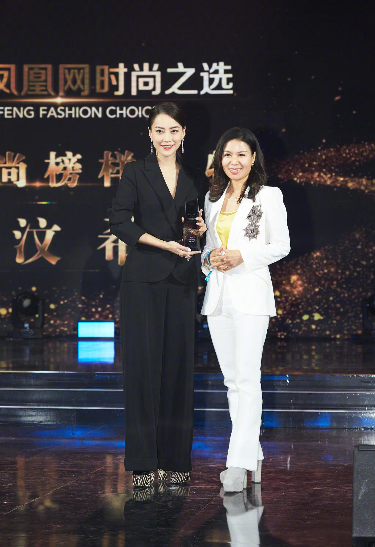 霍汶希气质真绝了!穿黑色西装套装高级干练,很有女企业家风范