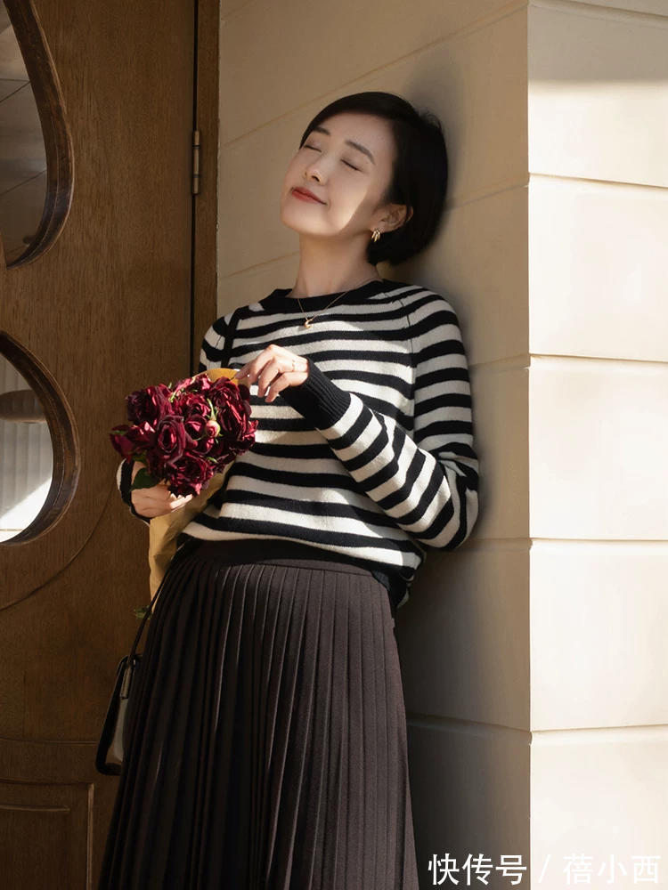 气质 30+女性看过来!今年流行“圆领毛衣”,简约设计穿出气质女人味