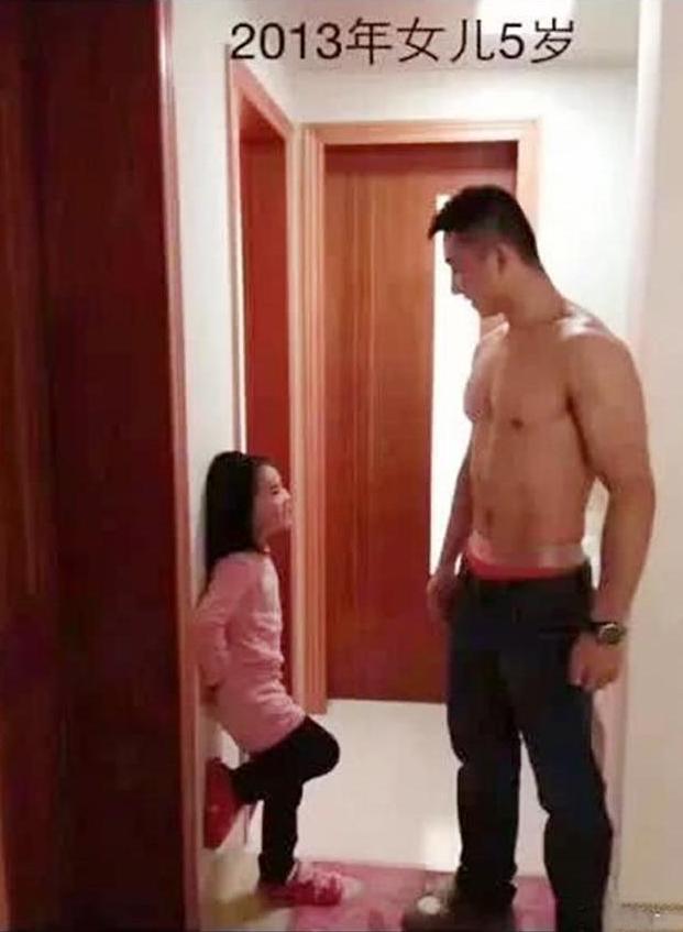 父亲|网上一组父女合照火了,女儿亭亭玉立,父亲却依旧魅力未减