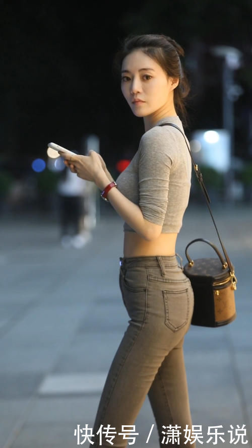 高腰|街拍气质型的小姐姐,简约高腰上衣搭配休闲鞋,穿出满满运动风