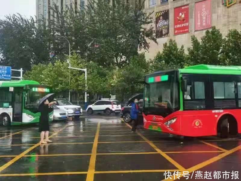 公交|排涝、疏堵，为乘客撑伞……暴雨中石家庄最美公交人