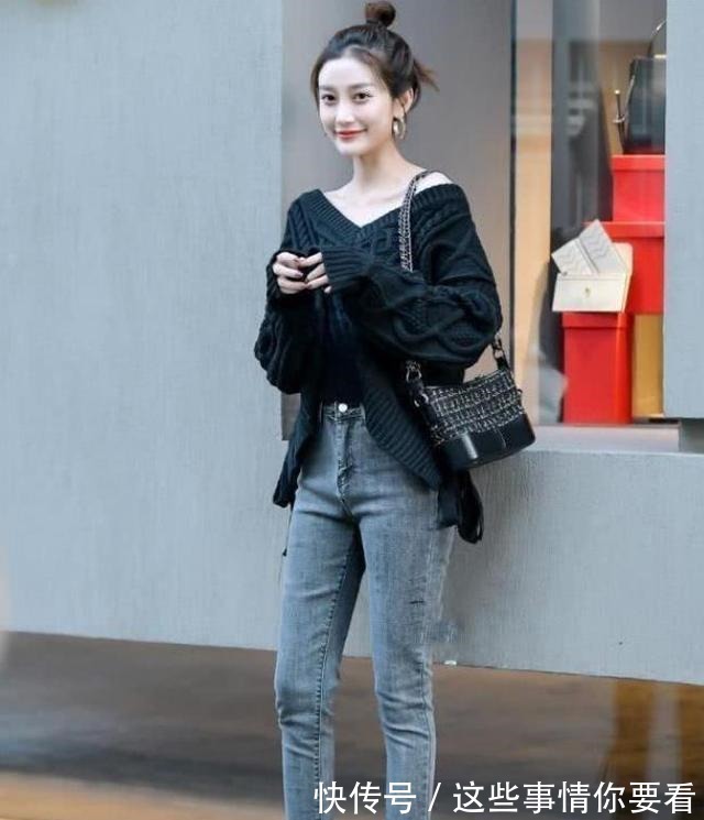 小皮裙 淡蓝色T恤搭配黑色小皮裙,俏皮可爱,貌美如花!