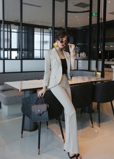 高跟鞋 都市白领修身职业装打扮气质端庄,提升你的职场魅力