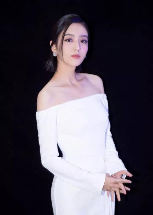 墨镜|明星身穿深灰大衣斜刘海出街，炫酷墨镜穿出辣妈的感觉，时尚有范