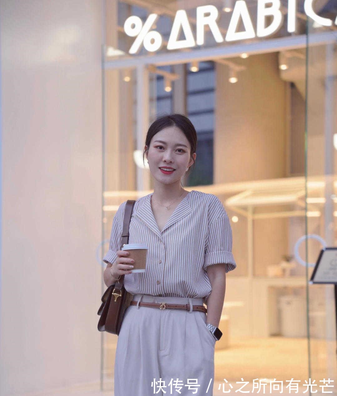 穿搭 秋天,衬衫的“高级穿法”是这样的,搭配西裤知性干练,洒脱利落