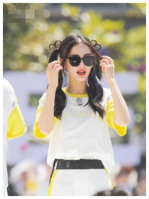 baby夏日双马尾造型用头发编出爱心，墨镜一带像成人版lucky，童趣满满