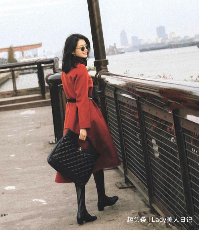 羊剪绒 42岁女人冬天穿衣不能太随意,大衣牛仔裤阔腿裤羊羔绒,好显气质