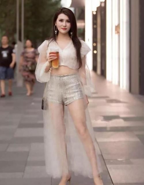 御姐范|身材高挑的美女，一件墨绿色连衣裙外搭长款外套，御姐范十足