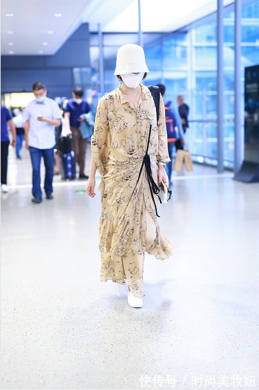 深v领 马伊琍浪费了好身材,“麻袋”连衣裙穿成纸片人,换别人撑不起