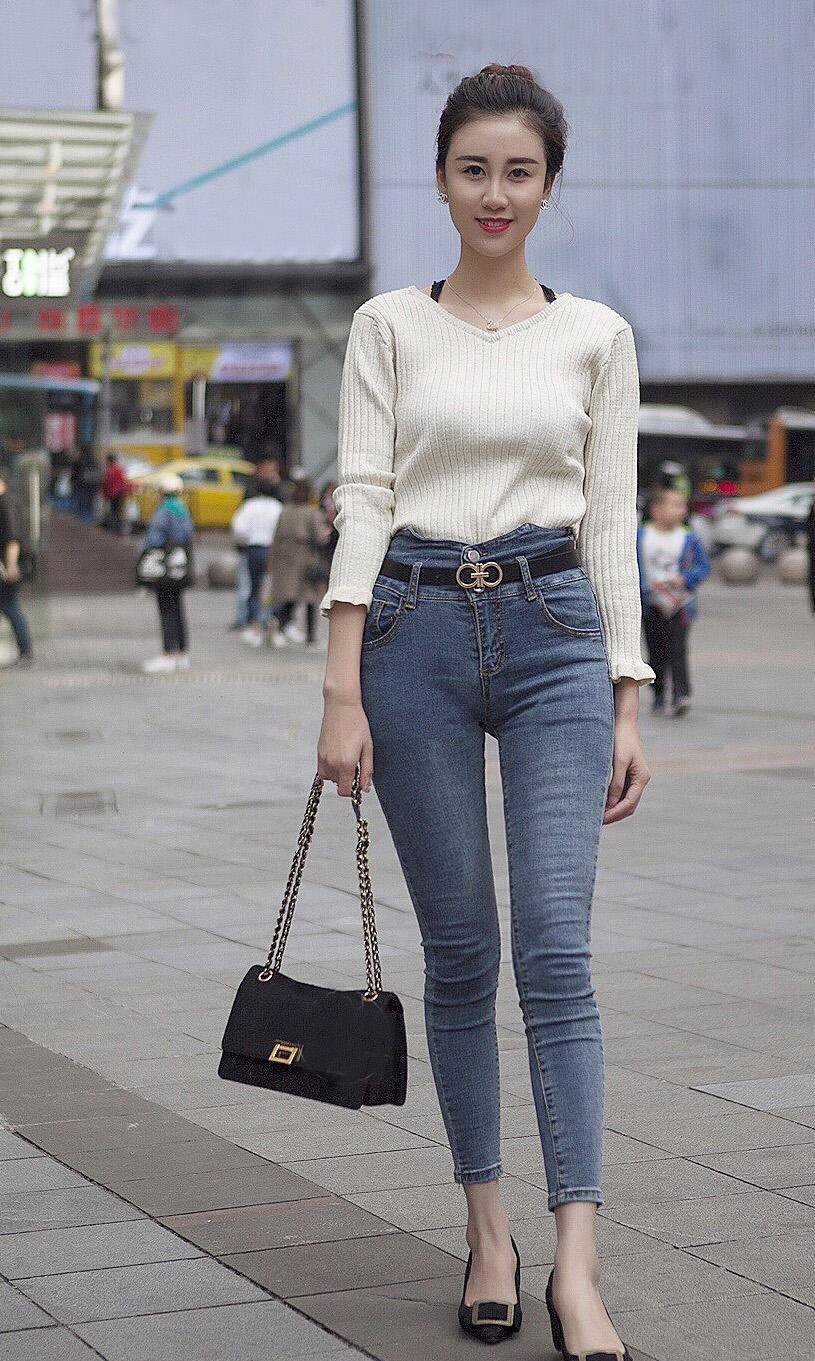 简约休闲的春季穿搭，针织衫配高腰牛仔裤，高挑靓丽又显迷人气息