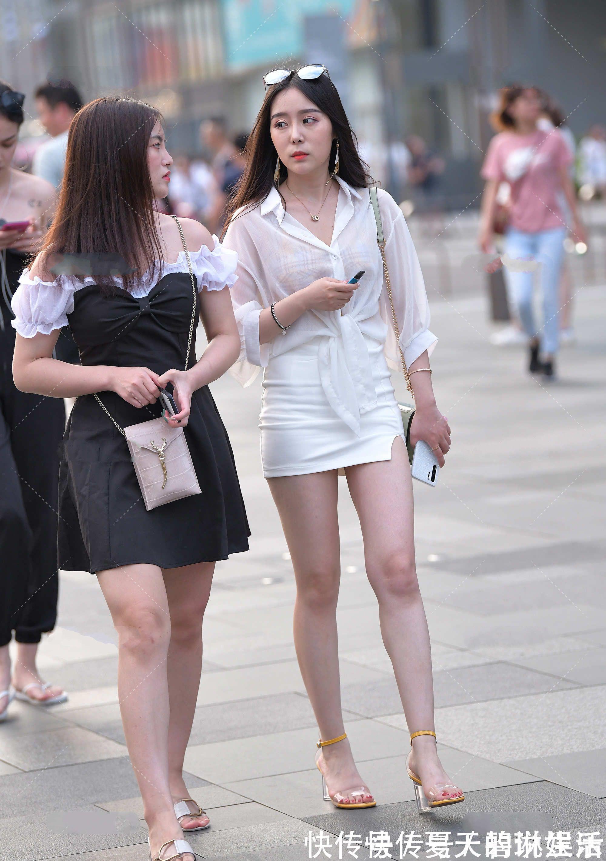 防晒 格子背心搭配白色修身短裙,再穿一件轻薄的防晒衫,时髦又洋气