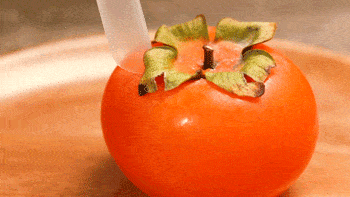 柿子的正确“吃法”,不用撕皮,果农教你2个方法,不流汁不脏手