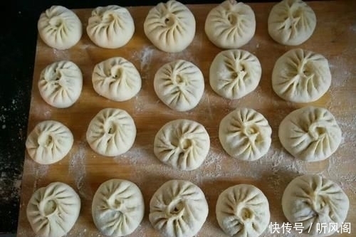 无论蒸馒头还是包子,发面只加酵母是大忌,多加3样,分分钟溢盆