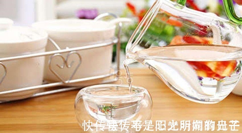 清洗白色衣服的小妙招, 教你轻轻松松洗白衣服！