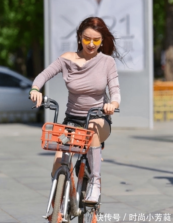 过膝靴|贵妇穿“面纱”做的过膝靴，一路都在踮着脚走路，是地板太烫脚？