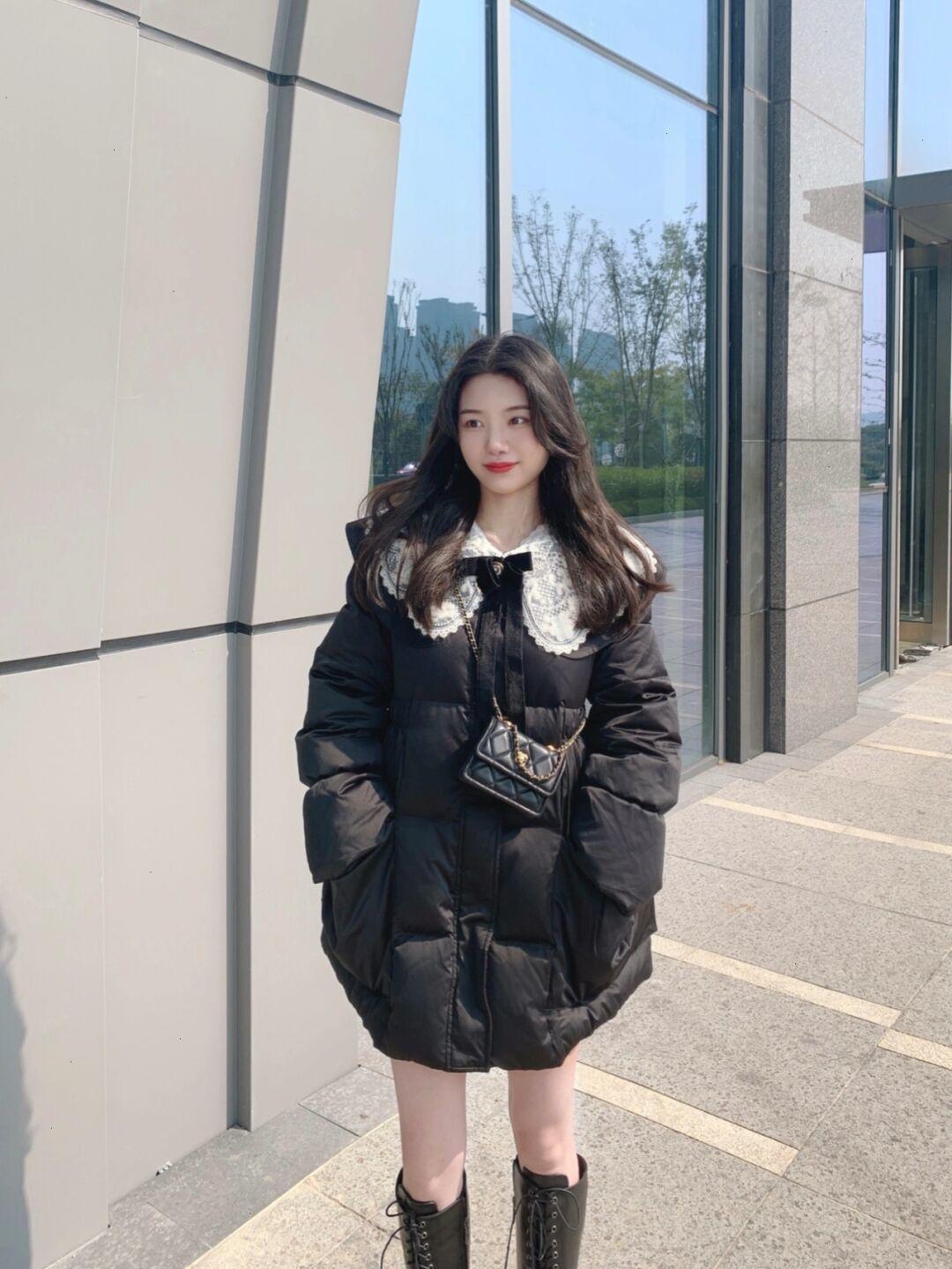 穿搭|降温没“羽绒服”真不行,少女们都爱这4个款,青春洋溢又保暖