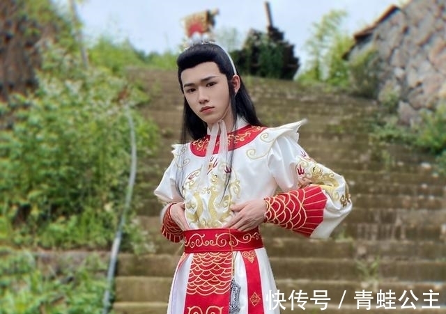 关系户|宋亚轩是《萌探》关系户吗?注意他对那英的称呼,人家还是个孩子