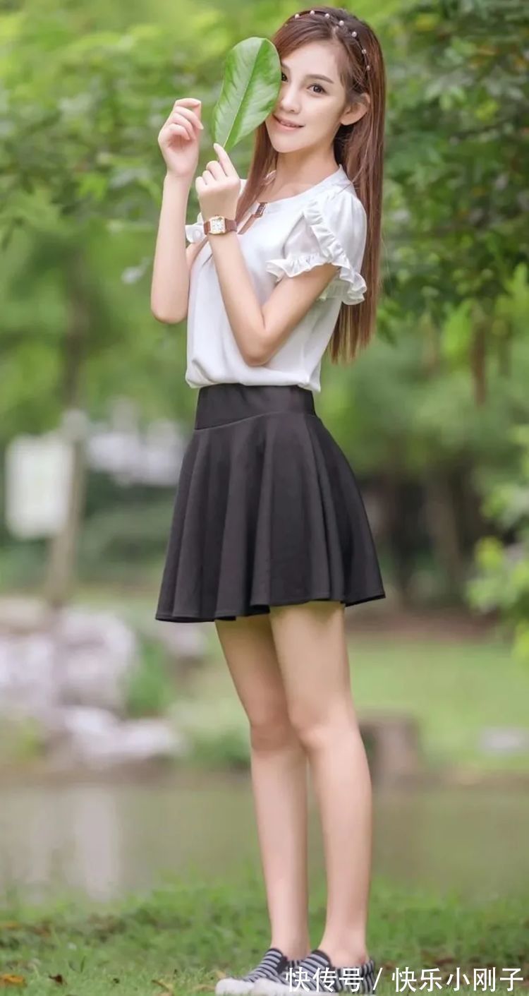 短款 白色圆领小衫,一条黑色短款百褶裙,秀出少女美腿,更加的美丽!