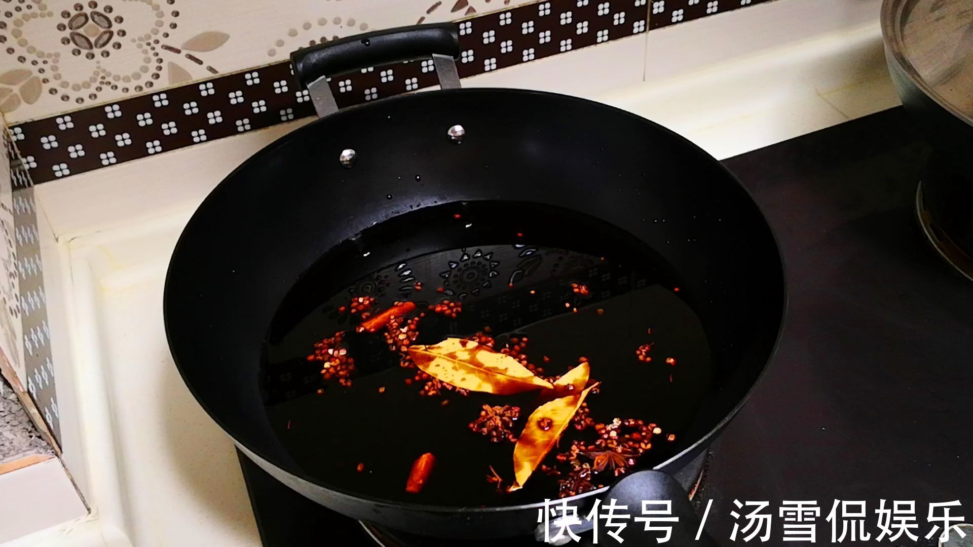 阳台上|腌黄瓜时,只会加盐就外行了,多加1味调料,又脆又绿格外香!