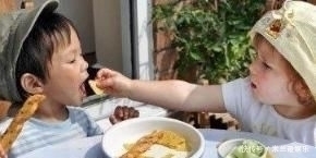 宝妈|女童3岁还不会走路,母亲带去医院检查,医生提醒赶紧报警