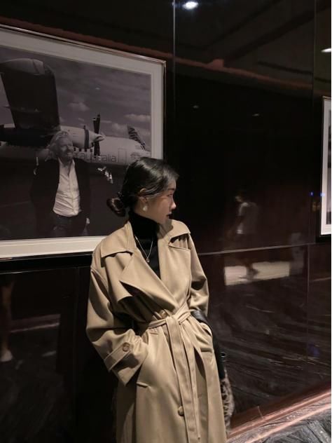 风衣穿得美不美，关键看内搭，早春选择这几款就对了