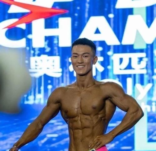 杠铃|家里贴满施瓦辛格海报，180cm小伙蜕变肌肉型男，8块腹肌太撩人