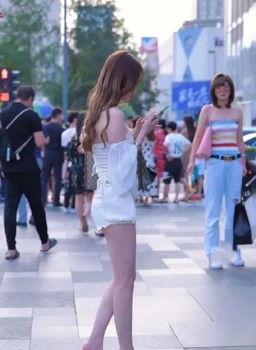 穿搭|时尚朝气的打底裤穿搭减龄显气质，带来如梦如幻的气质，减龄美丽