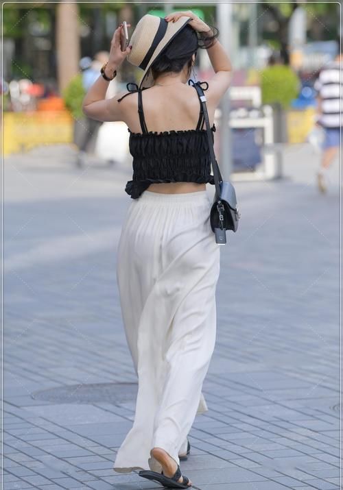 美女穿搭：荷叶边吊带搭配纯白阔腿裤，清爽前卫，萧洒又潇洒