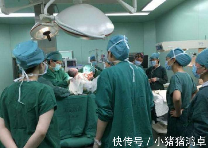 分娩|你不知道的冷知识:孕妈被推入产房后,医生们都在做些什么?