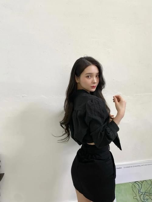 包臀短裙|职场风穿搭，褶皱衬衫搭配包臀短裙，轻松勾勒出迷人的腰臀曲线